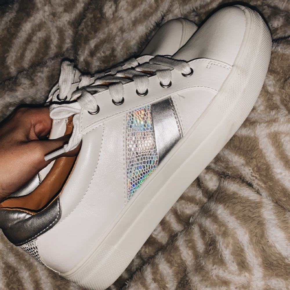 Report Footwear